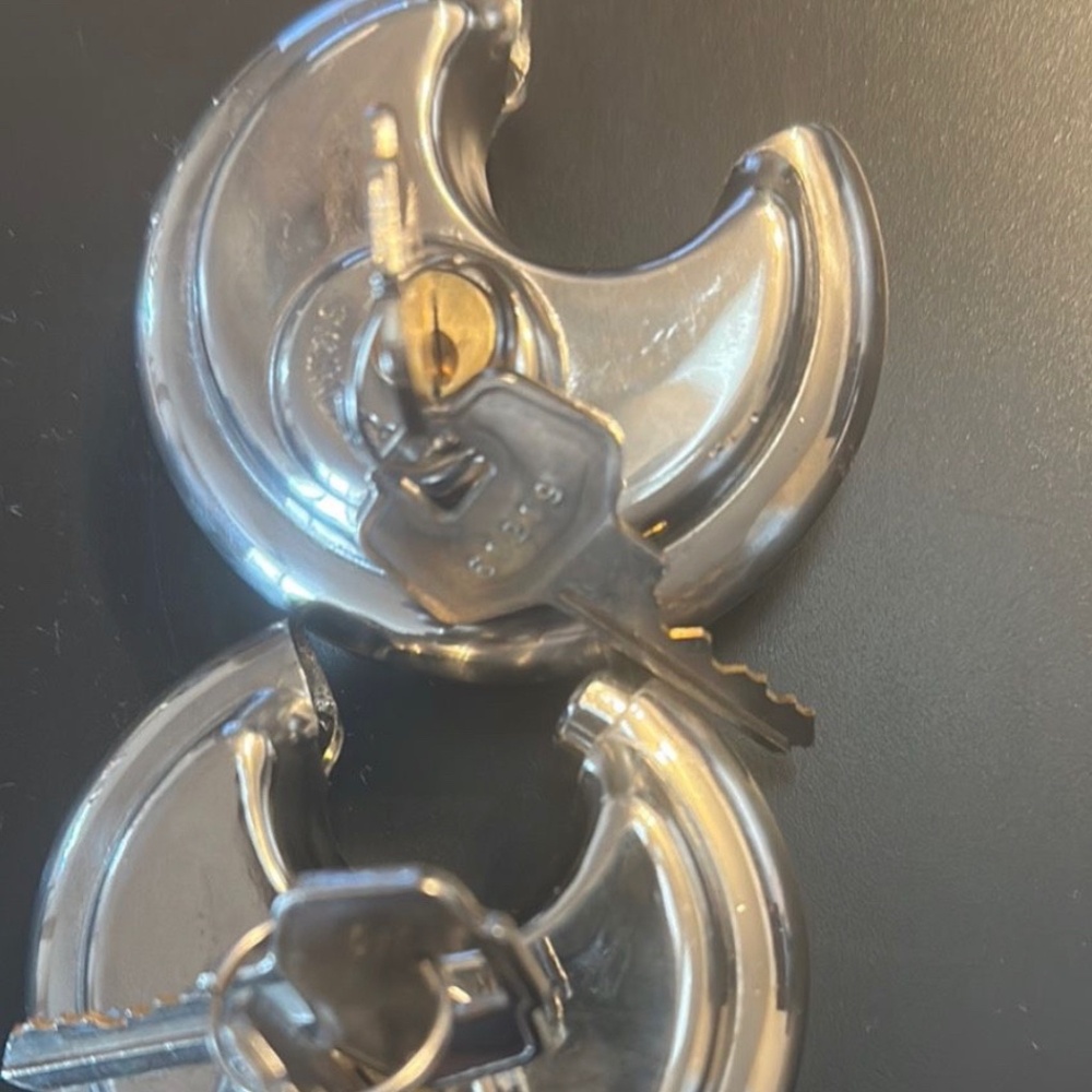 Disc locks 6 cylinders they are new with two set of keys.